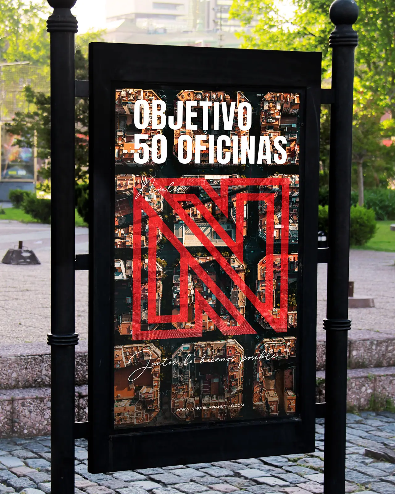 Núcleo: mupi exterior de la campaña en la calle