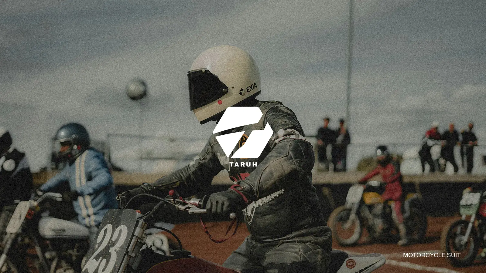 Taruh: logotipo sobre fotografía de una carrera de motos vintage